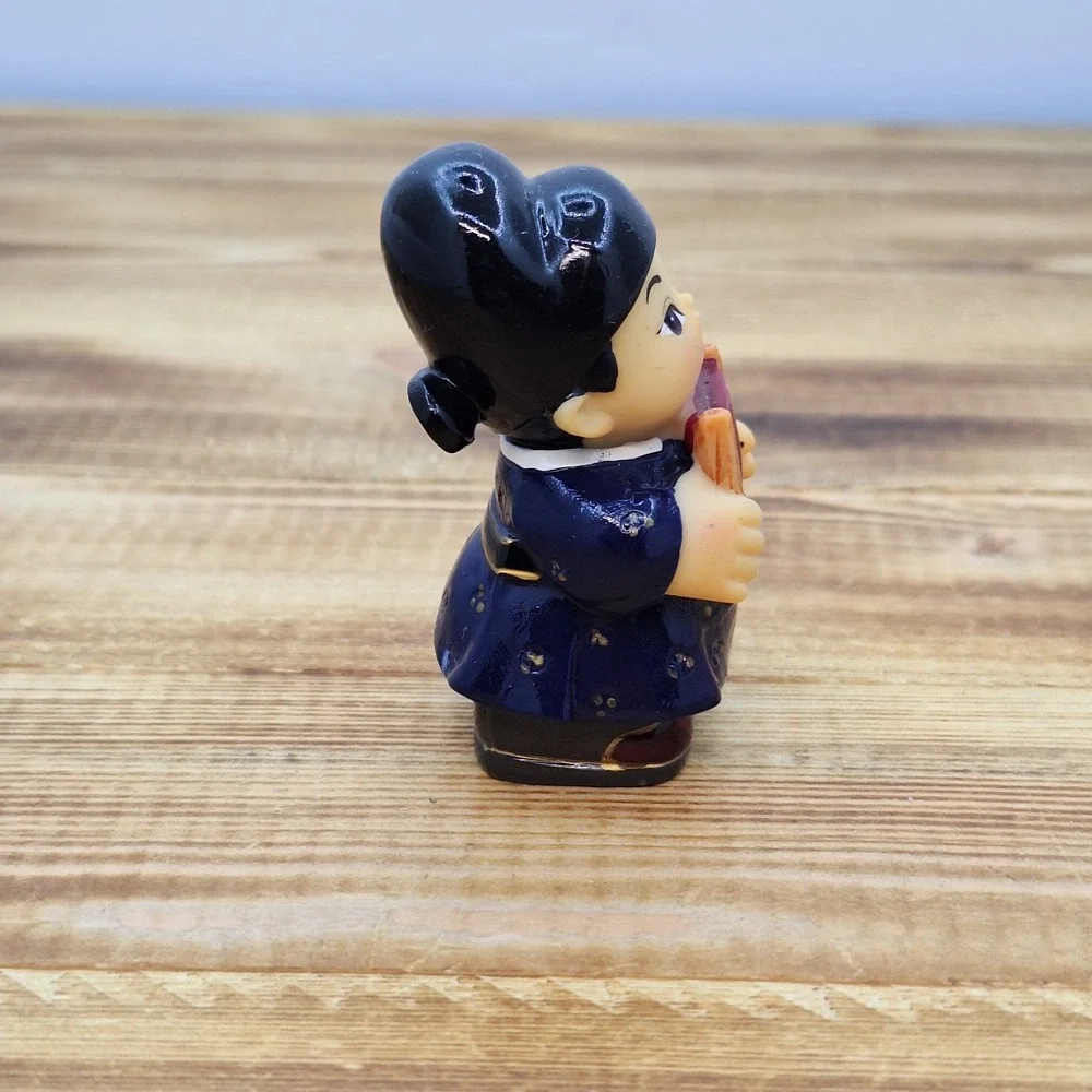 Authentic Japanese Souvenirs‎ Girl figurine 2.5